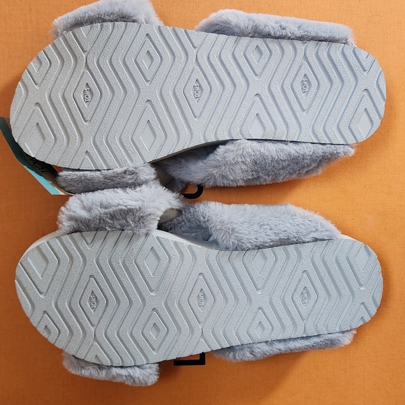 NWT Tom's Fuzzy Slip Ons - Picture 6 of 9